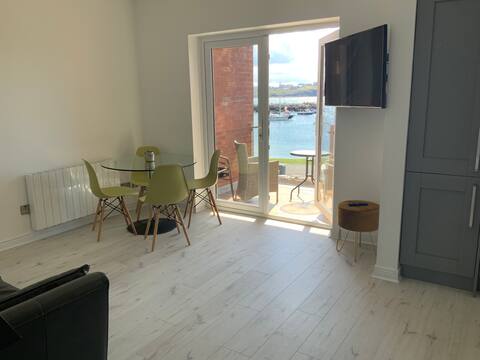Portrush apt; stunning sea views at harbour