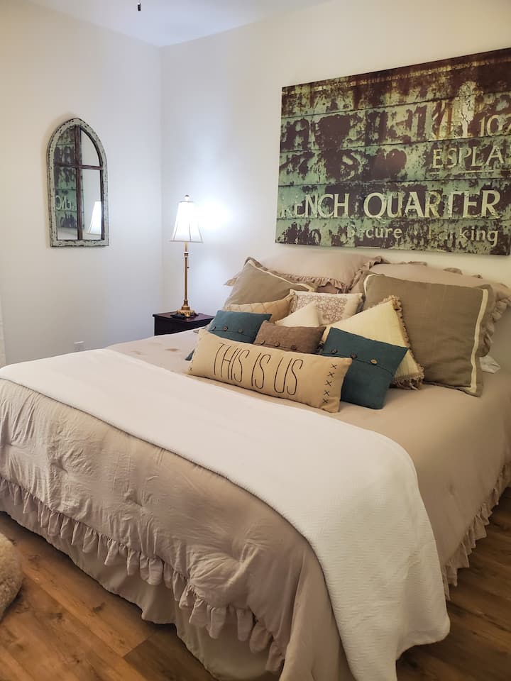 Dormitorio principal con cama tamaño king California, baño privado y terraza privada para sentarte, relajarte y ver a los golfistas y ciervos.
