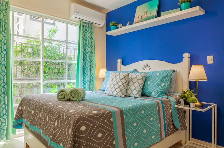 Ao entrar no quarto, a decoração sofisticada e a roupa de cama macia criam um espaço onde você pode realmente relaxar.