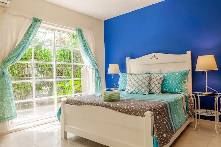 O quarto oferece um retiro luxuoso, com uma cama que promete noites tranquilas e um quarto que parece um oásis privado.