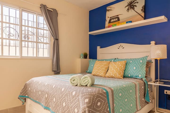 Quarto tranquilo com roupa de cama macia e amplo espaço no armário, projetado para garantir uma noite de sono tranquila.