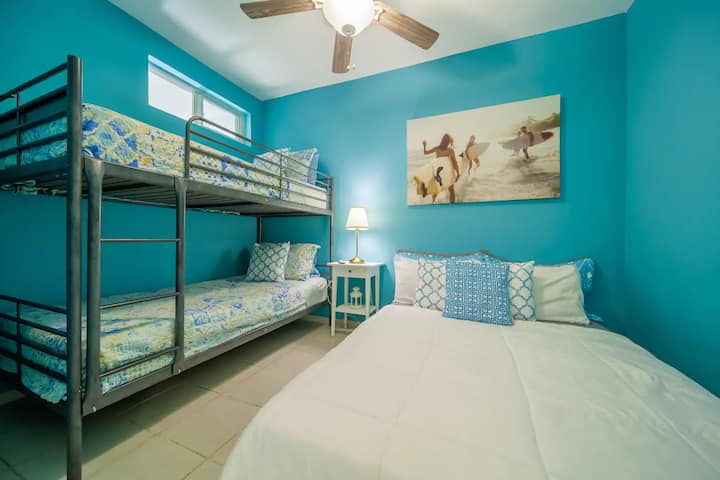 Ao entrar no quarto, a roupa de cama confortável e a atmosfera tranquila criam o retiro perfeito a partir do dia.