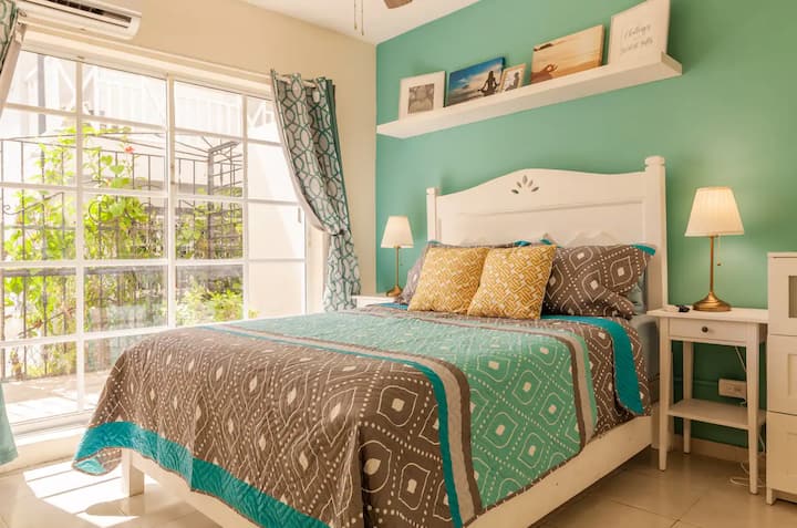Ao entrar no quarto, a roupa de cama confortável e a atmosfera tranquila criam o retiro perfeito a partir do dia.