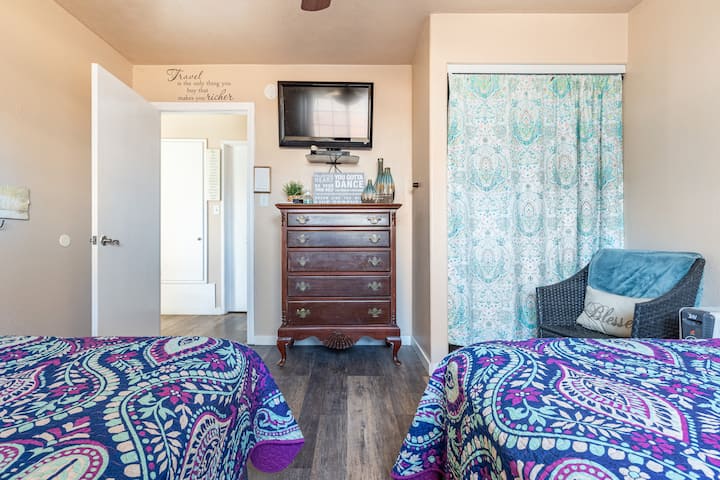 Chumba cha kulala chenye vitanda 2 vya kifalme. Sasa kuna kabati tofauti lenye kioo. 