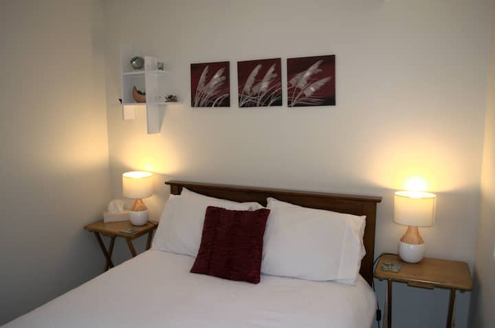 Dormitorio principal con cama tamaño queen