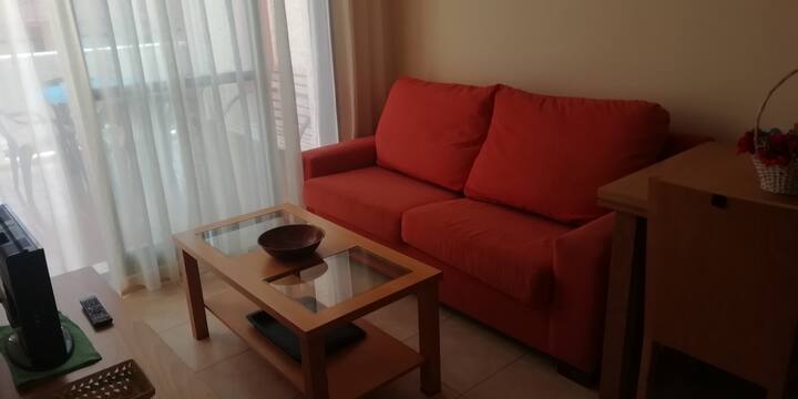 Sebule yenye mlango wa kutokea kwenye baraza. Ina kiyoyozi
Televisheni kubwa ya inchi 32