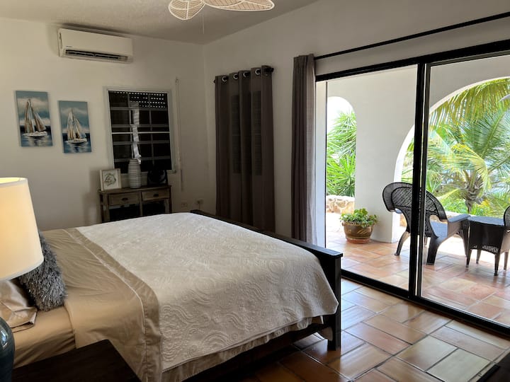 Soba za goste (1),
bračni krevet (širine 150-179 cm)
Stropni ventilator
Klima-uređaj
En-Suite kupaonski
ormar
Sef za dragocjenosti
Balkon s sjedećom garniturom