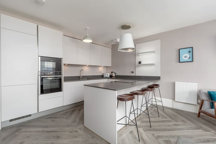 York Place City Centre 5 bedroom deluxe Apartment gallery image 3