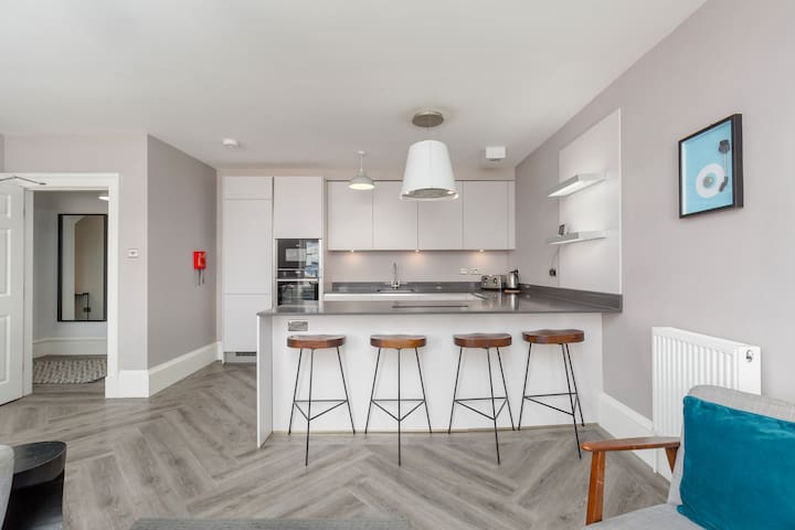 York Place City Centre 5 bedroom deluxe Apartment gallery image 4