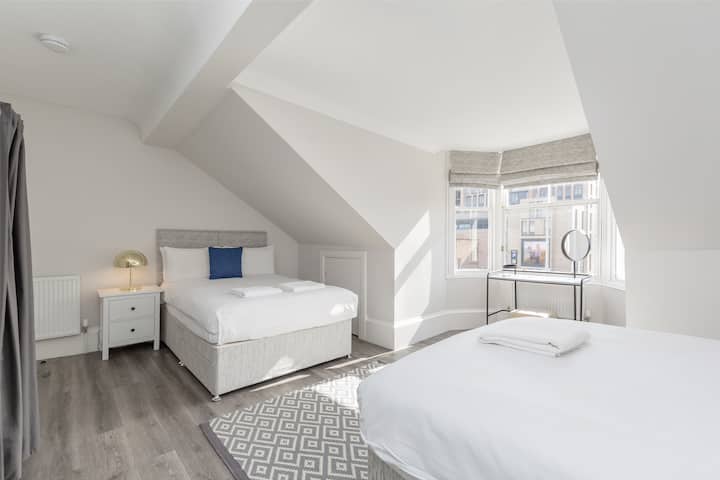 卧室的第二景观，配备2张双人床和套房淋浴间和水槽