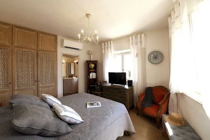 Მთავარი საძინებელი - საწოლი 152 × 203 სმ