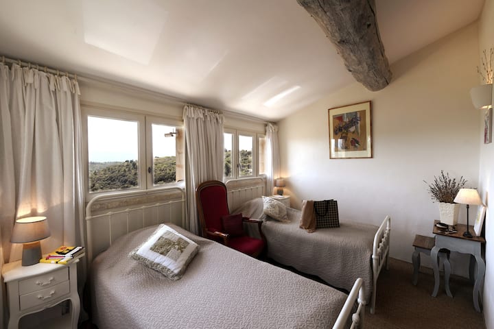 Სასტუმრო საძინებელი - 2 ერთადგილიანი საწოლი