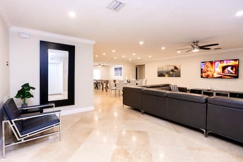 Top Airbnb: Ultimate Luxury 5BR Villa near Hollywood Beach in Hollywood