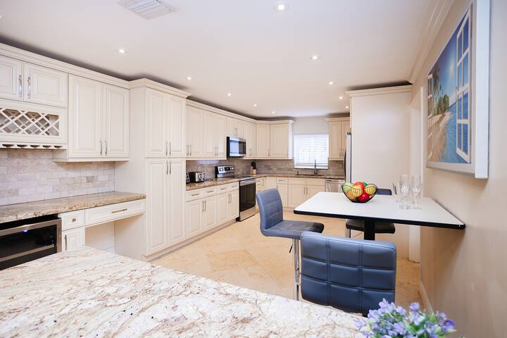 Ultimate Luxury 5BR Villa near Hollywood Beach gallery image 5