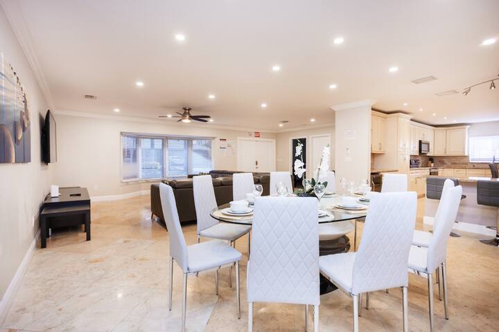 Ultimate Luxury 5BR Villa near Hollywood Beach gallery image 4