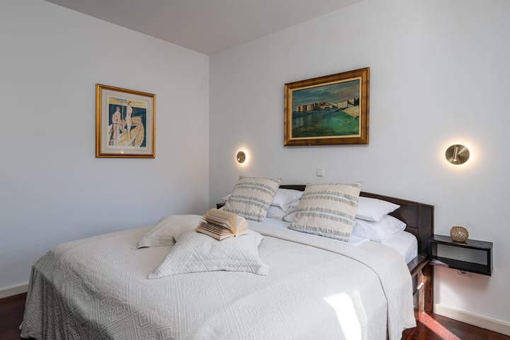 Villa Mirabilis, dormitorio I, cama tamaño king, ropa de cama de algodón premium, obras de arte (primer piso)