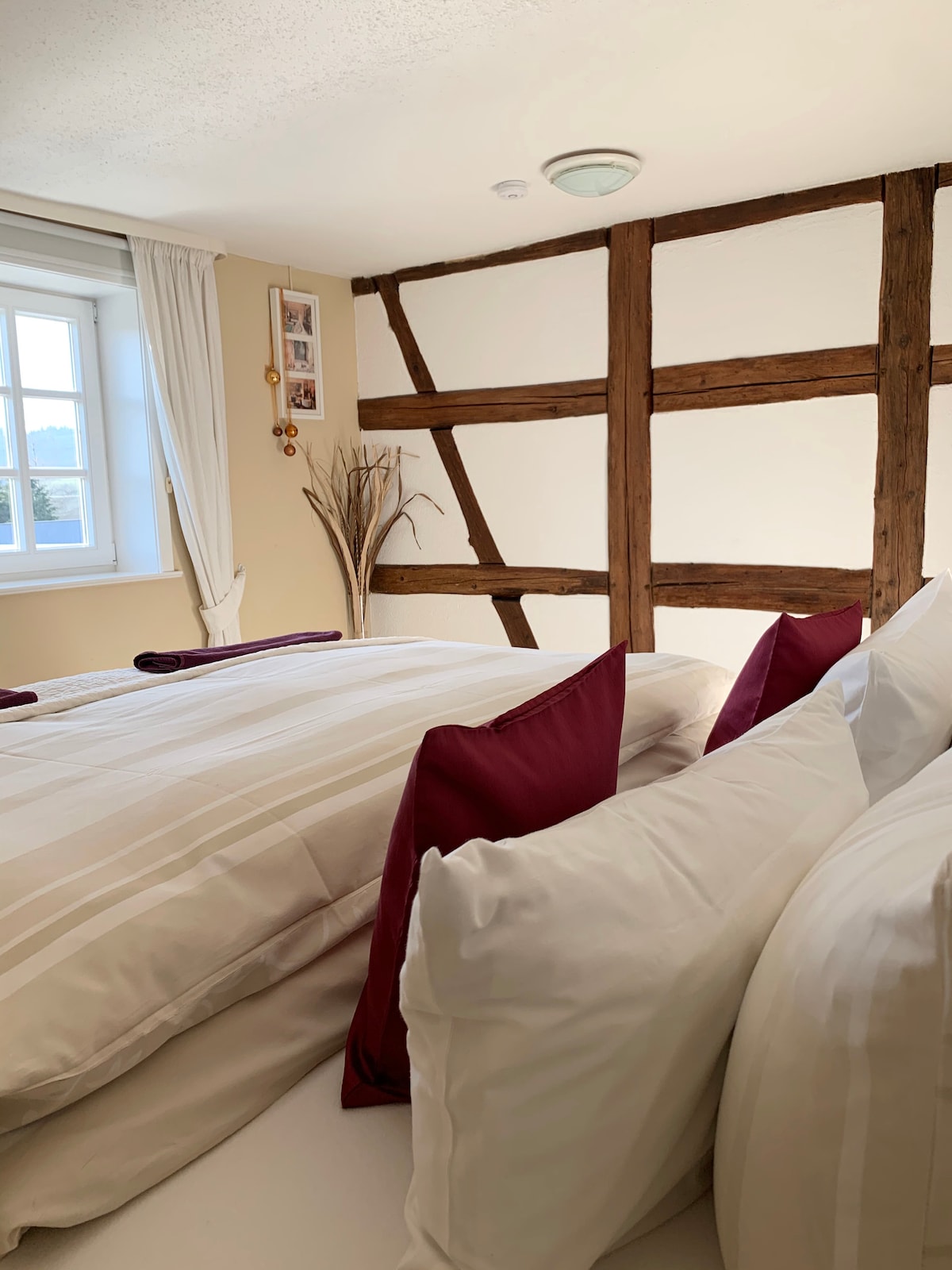 1. Schlafzimmer (Gartenseite) mit eigener Dusche/WC