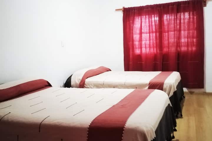 Dhoma e gjumit 1, apartamenti 1, ka edhe ajër të kondicionuar. 