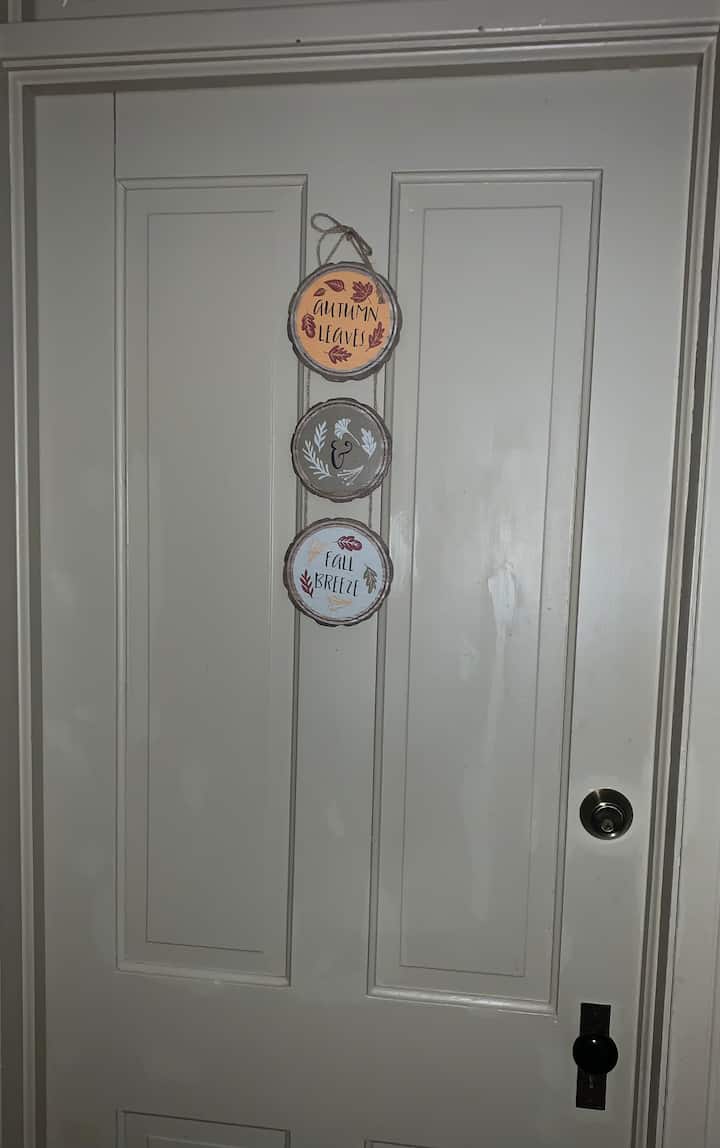 Esta es la puerta de tu habitación. Nos gusta cambiar las cosas a veces por cada temporada, por lo que puede que no tenga el mismo rato.