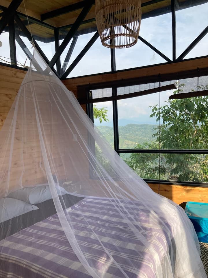 Kitanda kinaonekana kutundikwa juu ya kilima hiki chenye urefu wa mita 1400. Joto ni tamu lakini usiku huleta gunia au uingie kwenye jakuzi na ndivyo ilivyo.