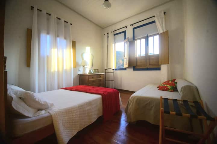 חדר שינה 2 - מיטה זוגית אחת ומיטת יחיד אחת