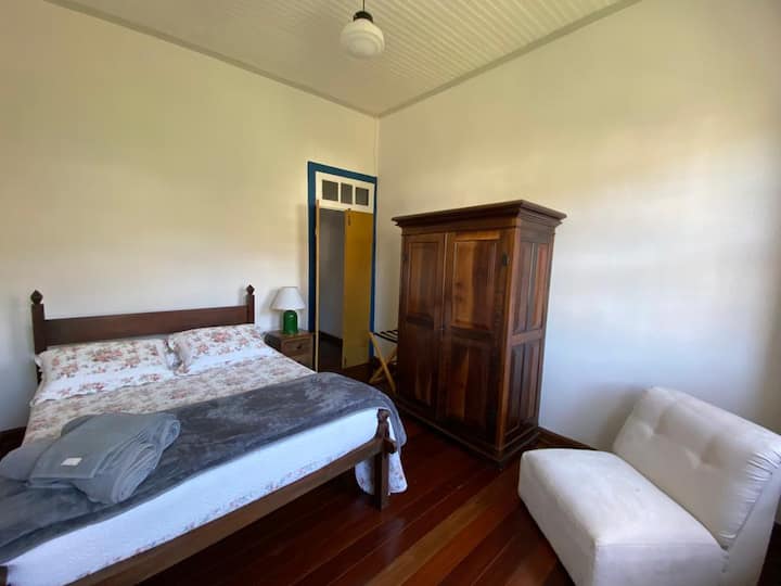 חדר שינה 3: נוף לגן המעשיות.

מיטה זוגית אחת.