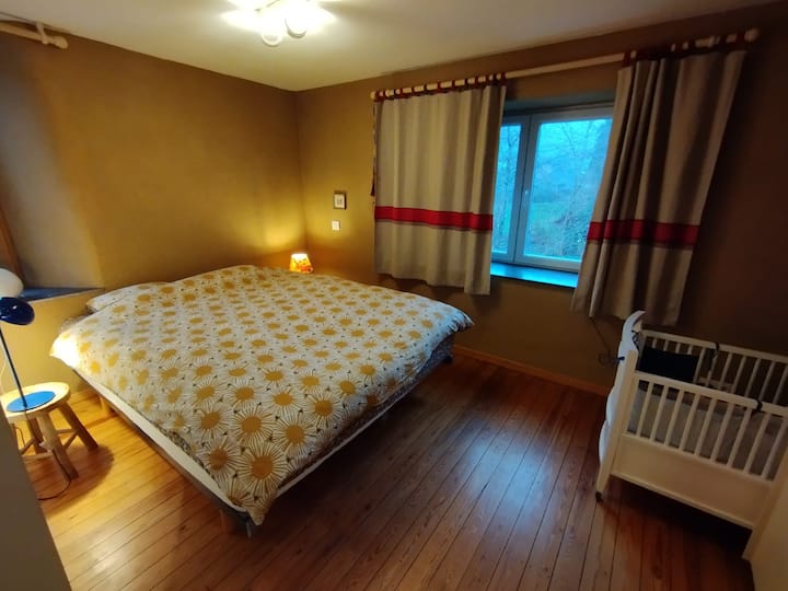 mundësia për të zhvendosur një krevat kafaz në dhomën kryesore të gjumit