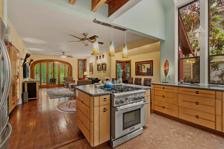 Fun House, Fantastic Location, Jacuzzi, Vid Games