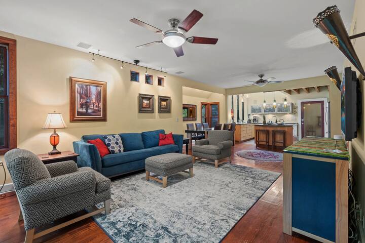 Fun House, Fantastic Location, Jacuzzi, Vid Games gallery image 2