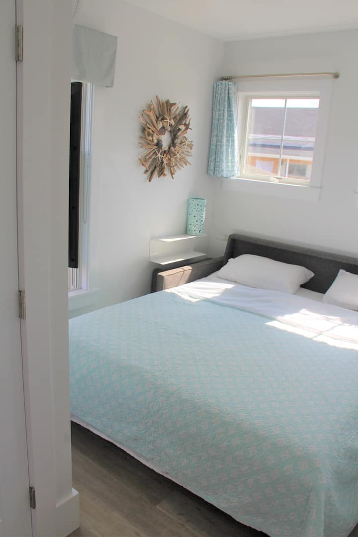 厨房后面的一楼房间构成了卧室。   面积为标准双人床加大（比标准双人床宽约8英寸）。  床垫是温和的；没有酒吧。  房间内有一个衣柜，里面有塑料抽屉柜，供您存放。墙上有电视。