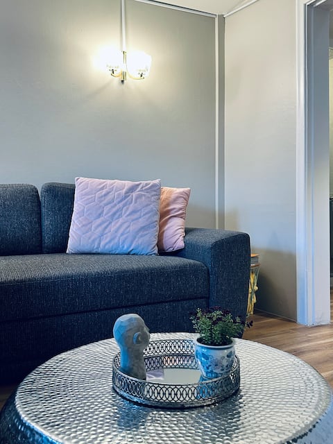 Cozy Downtown Keflavík Apartment - 5min to airport