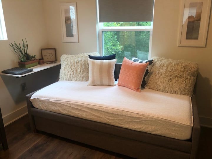 Dnevni krevet s pomoćnim ležajem. Obje su madraci od memorijske pjene dvostruke veličine s dodatnim jastucima i debelim pokrivačima. 

Drugi se blizanac izvlači ispod dnevnog kreveta.