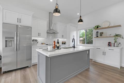 Chic Bespoke 4BR Home: King Beds&Fully Fenced Bkyd