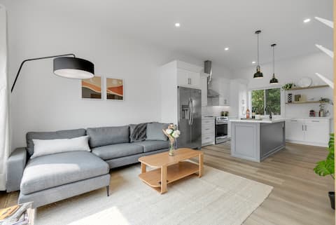 Chic Bespoke 4BR Home: King Beds&Fully Fenced Bkyd