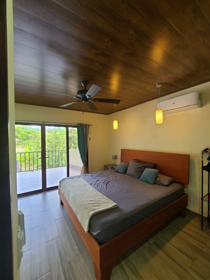 Chumba cha kulala cha ghorofa ya pili kilicho na bafu