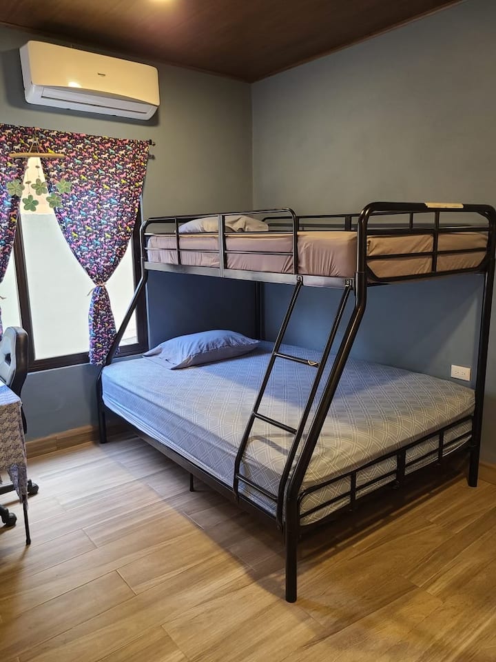 Chumba cha ghorofa ya kwanza kilicho na bafu la malazi