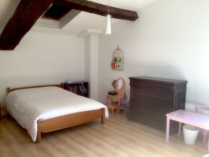 Dhomë gjumi me 140 krevat + krevat fëmijësh në 80
Dhomë 25 m2