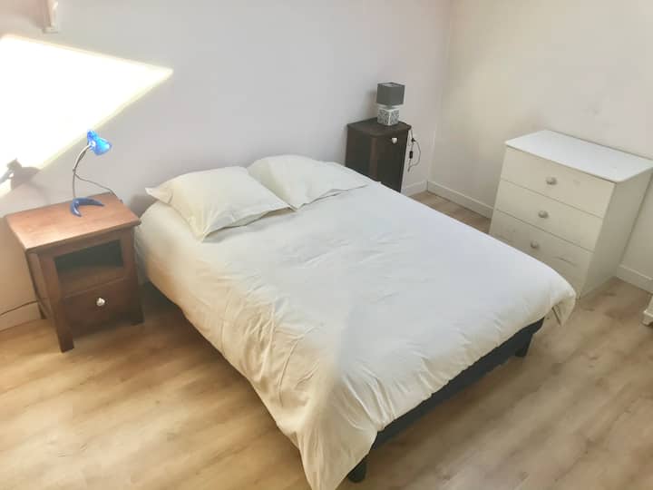 Dhomë gjumi me 140 krevate + dollap në dispozicion për ty