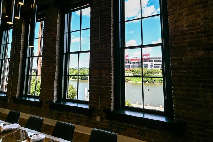 Luxury Loft w/ River View – 1 block from Broadway gallery image 4