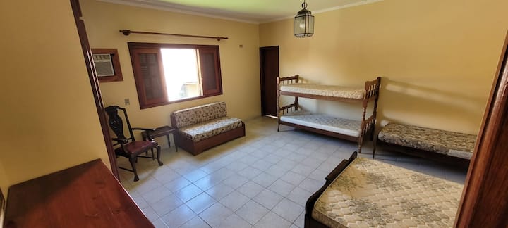 Suite 5 (piano superiore)
1 letto matrimoniale 1 letto
a castello
1 letto singolo
1 divano letto vedova