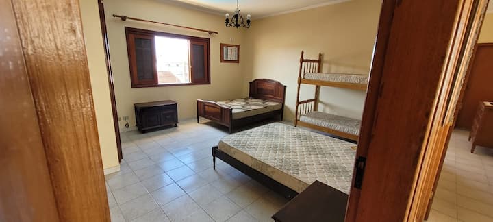 Suite 3 (piano superiore)
1 letto matrimoniale 1 letto
a castello
1 letto vedovo