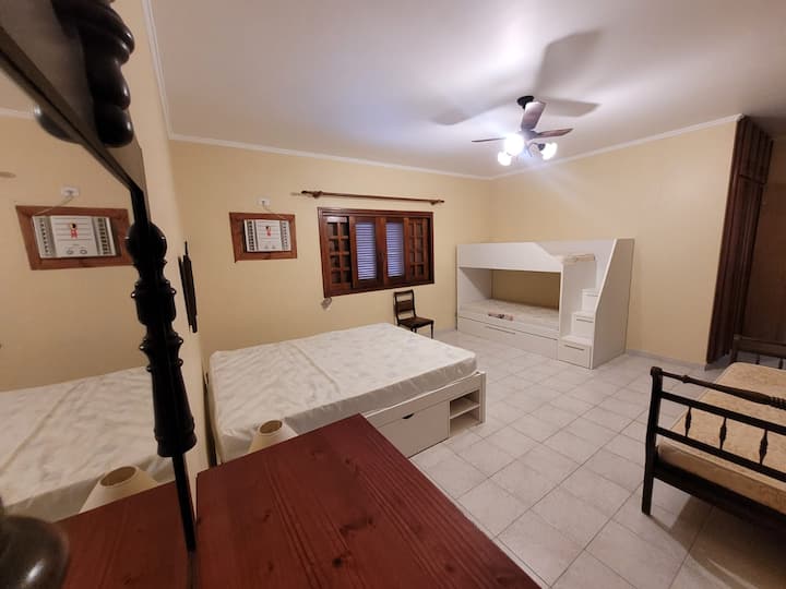 Suite 4 (ultimo piano)
1 letto matrimoniale
1 triliche
1 letto singolo