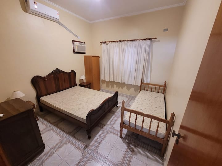 Suite 6 (piano terra)
1 letto matrimoniale
1 letto singolo