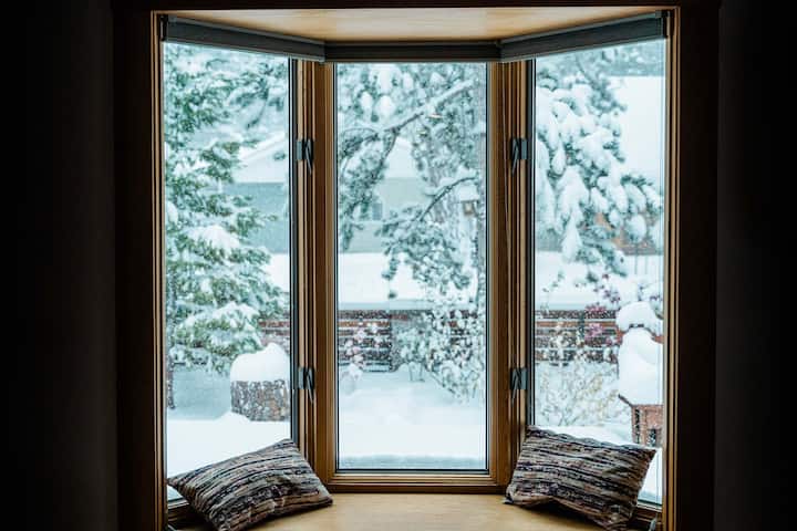 Pamja nga dritarja e gjirit të kuzhinës