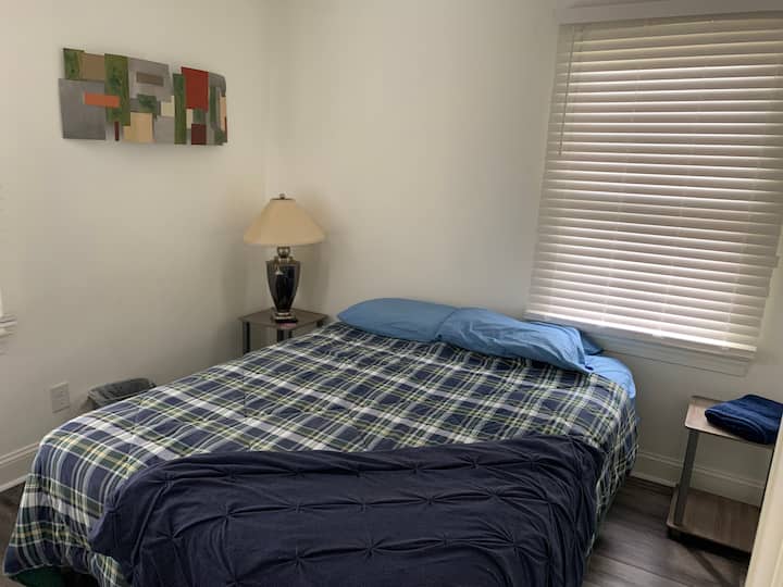 Dormitorio doble tamaño queen.