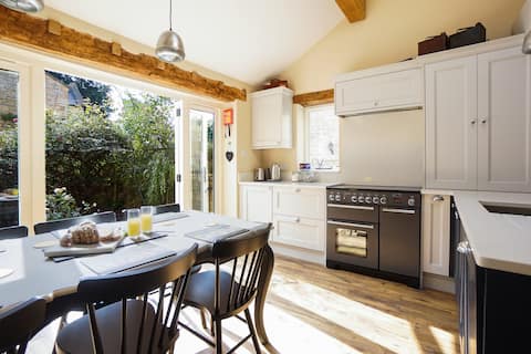 Popular Airbnb listing: Grooms Lodge, Chipping Campden - Taswell Retreats in Chipping Campden