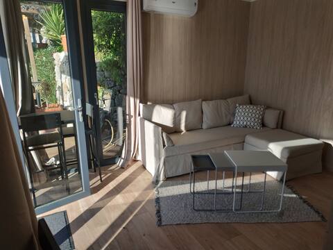 Annonce Airbnb populaire: Charming two-room poolside à Cannes
