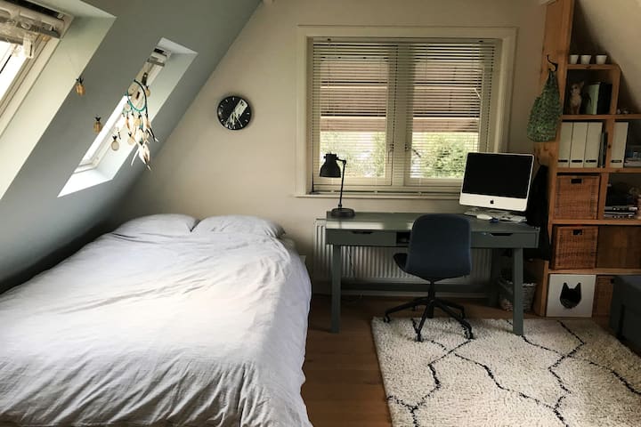 Dormitorio 3 en el primer piso con cama doble y sofá cama.