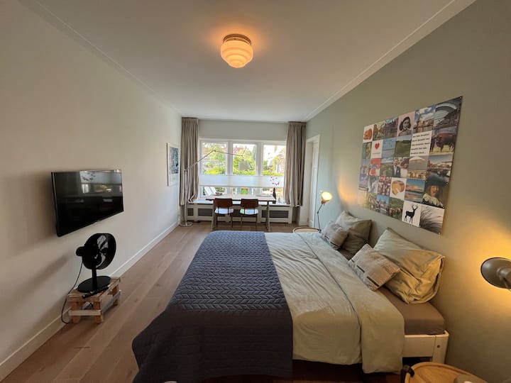 Dormitorio 1 de la planta baja con baño privado.
La altura de la mesa/escritorio es ajustable.