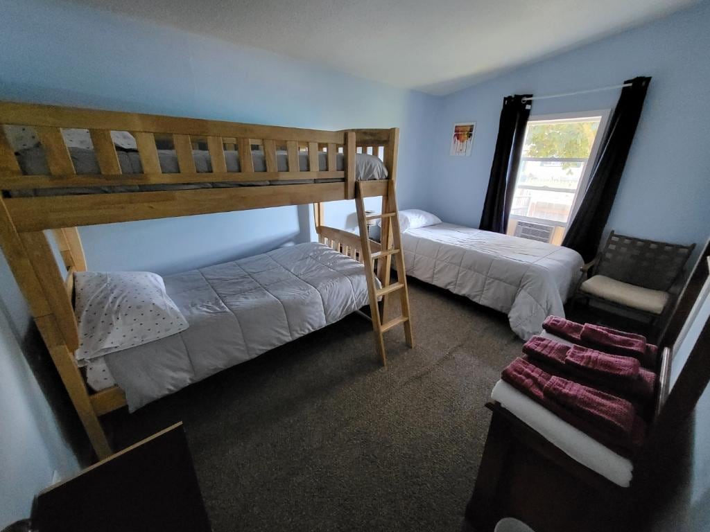 Convenient to Salem/Portland quiet & cozy sleeps 3 Houses for Rent in